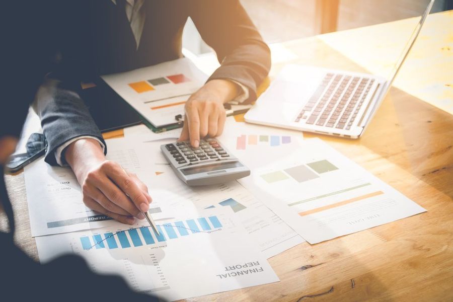 esperto che presta una consulenza fiscale