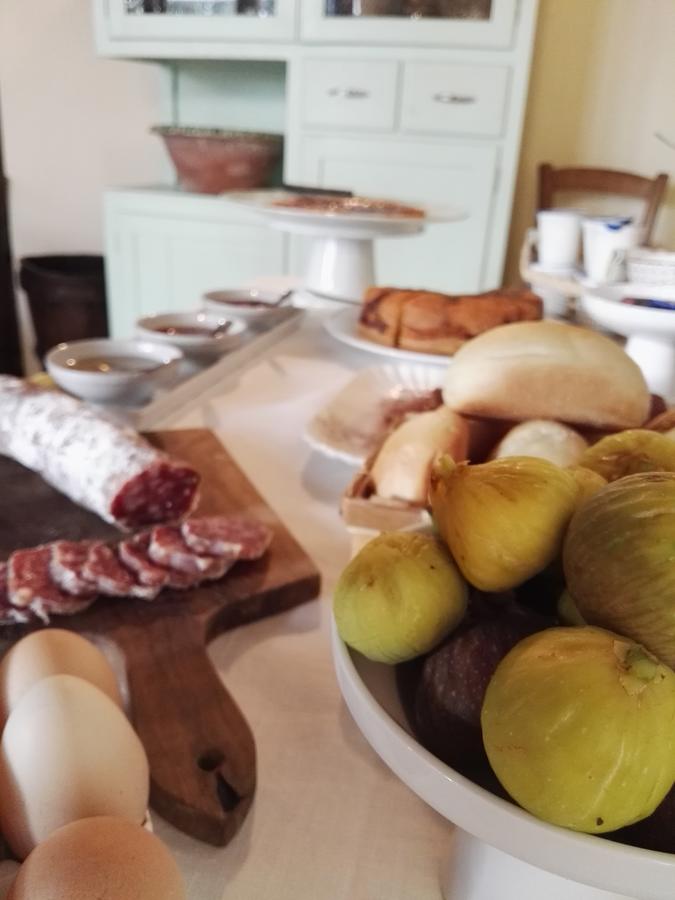 piatti con bicchieri su tavola