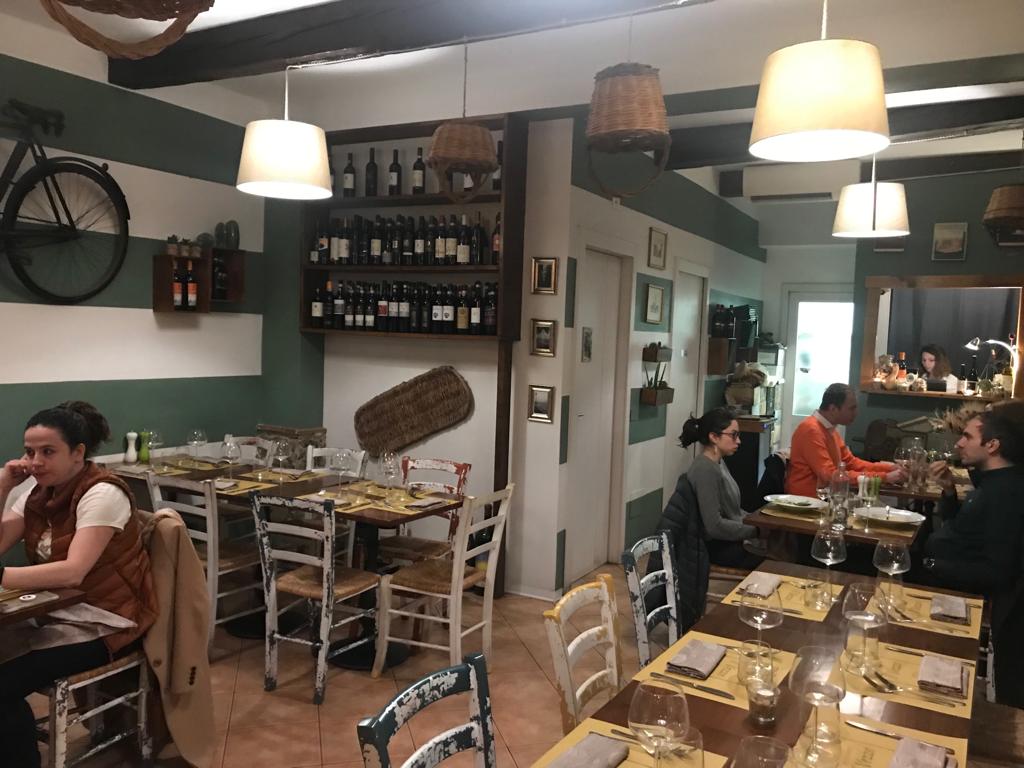 piatti con bicchieri su tavola