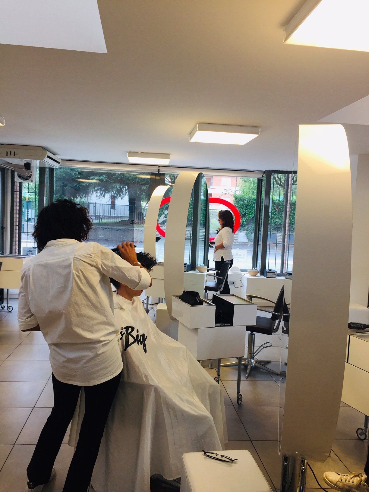 parrucchiera a lavoro