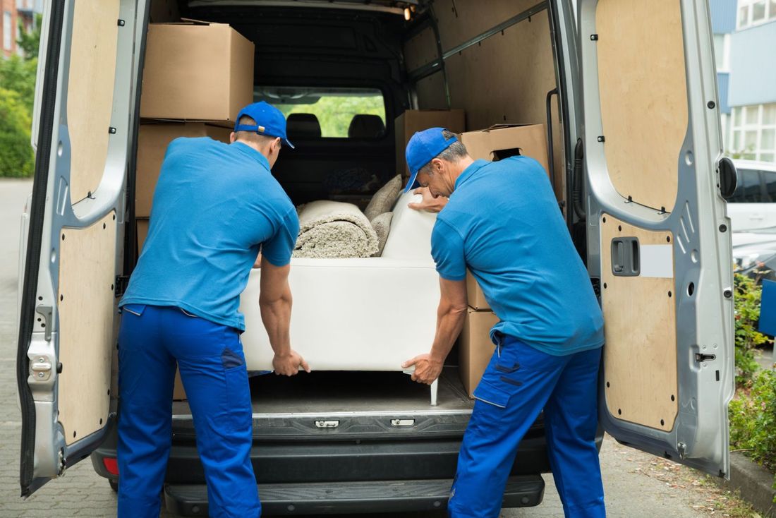 personale della ditta di traslochi al lavoro