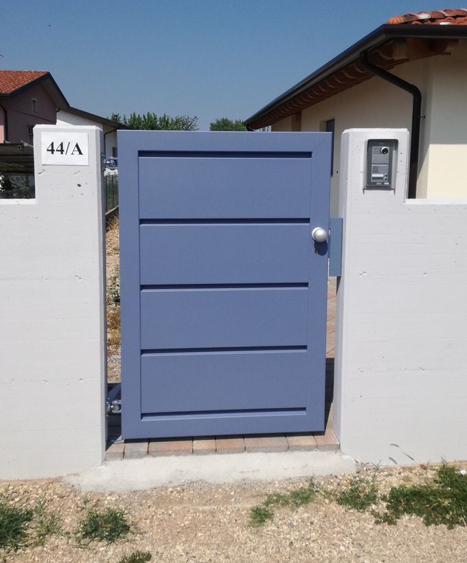 Un cancello blu con sopra il numero 44a