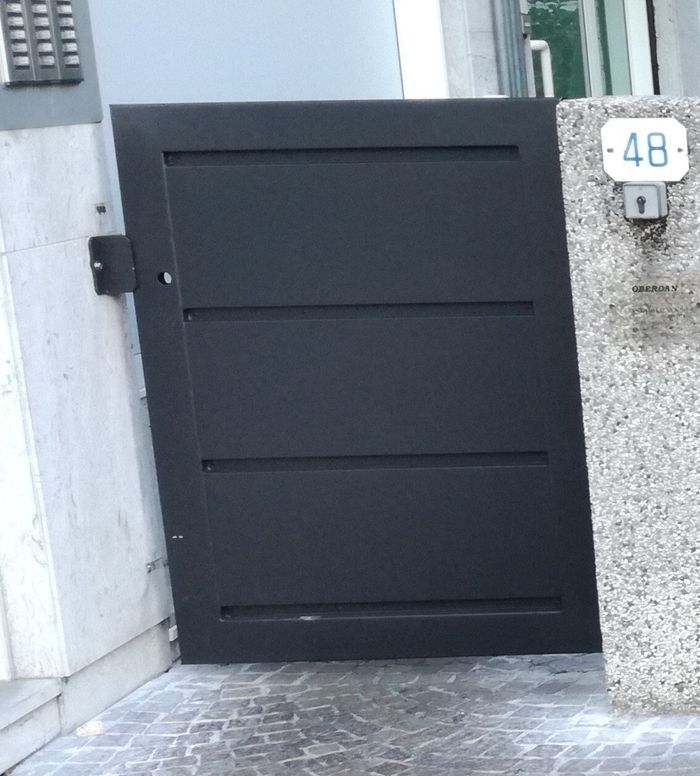 Un cancello nero con sopra il numero 48