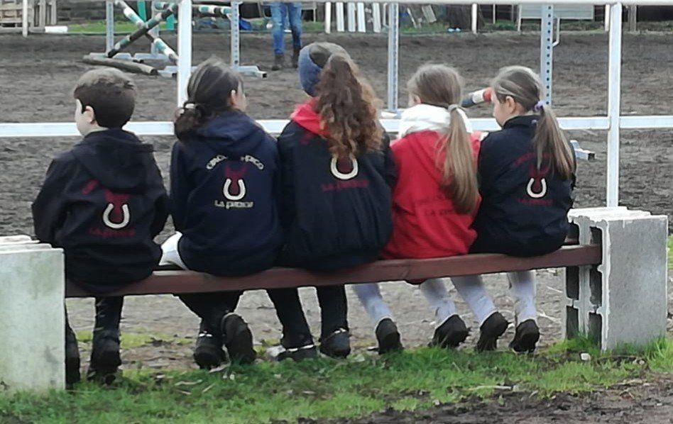 bambini a lezione di equitazione