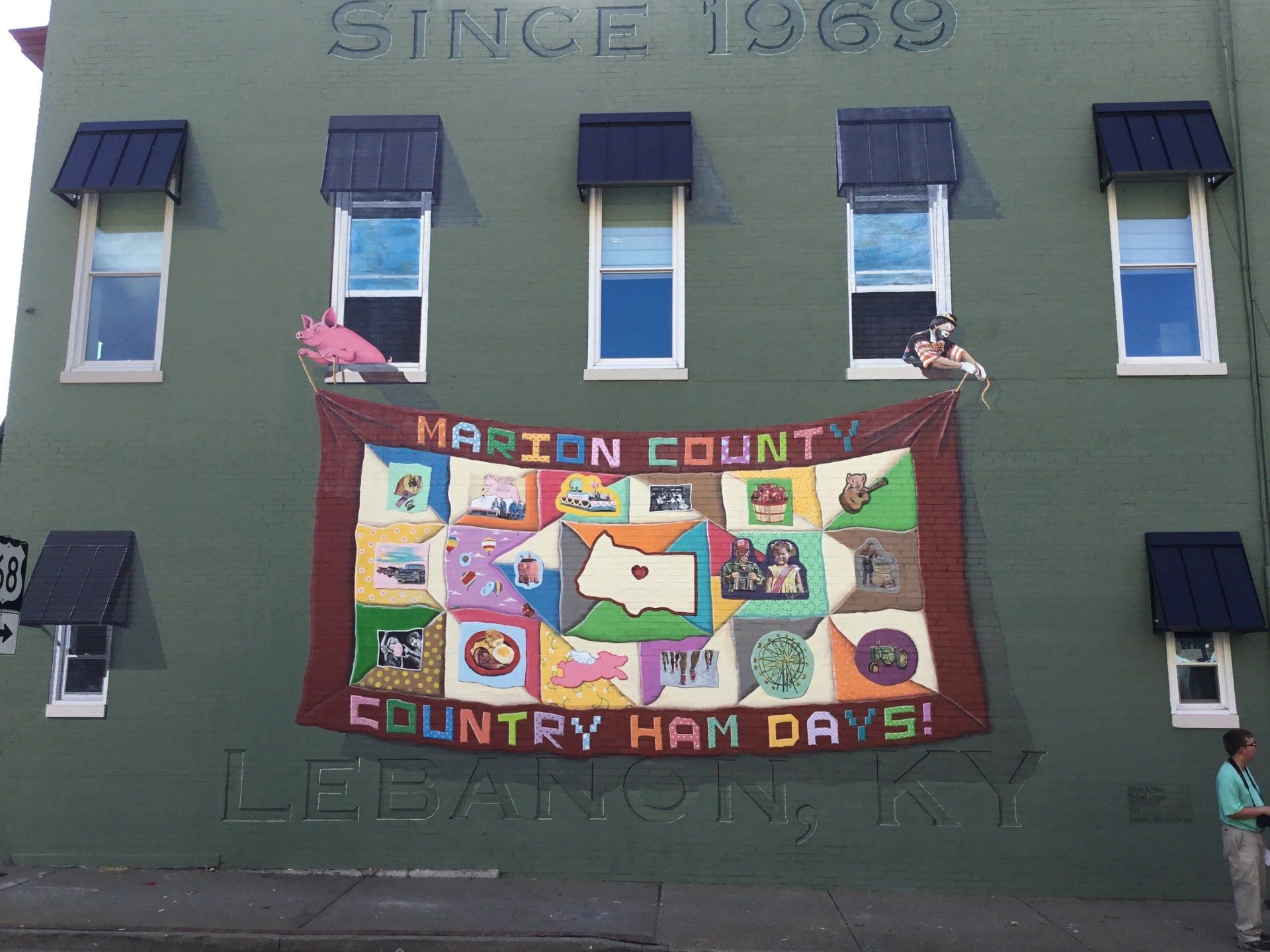 A green building with a banner that says marion county country ham days