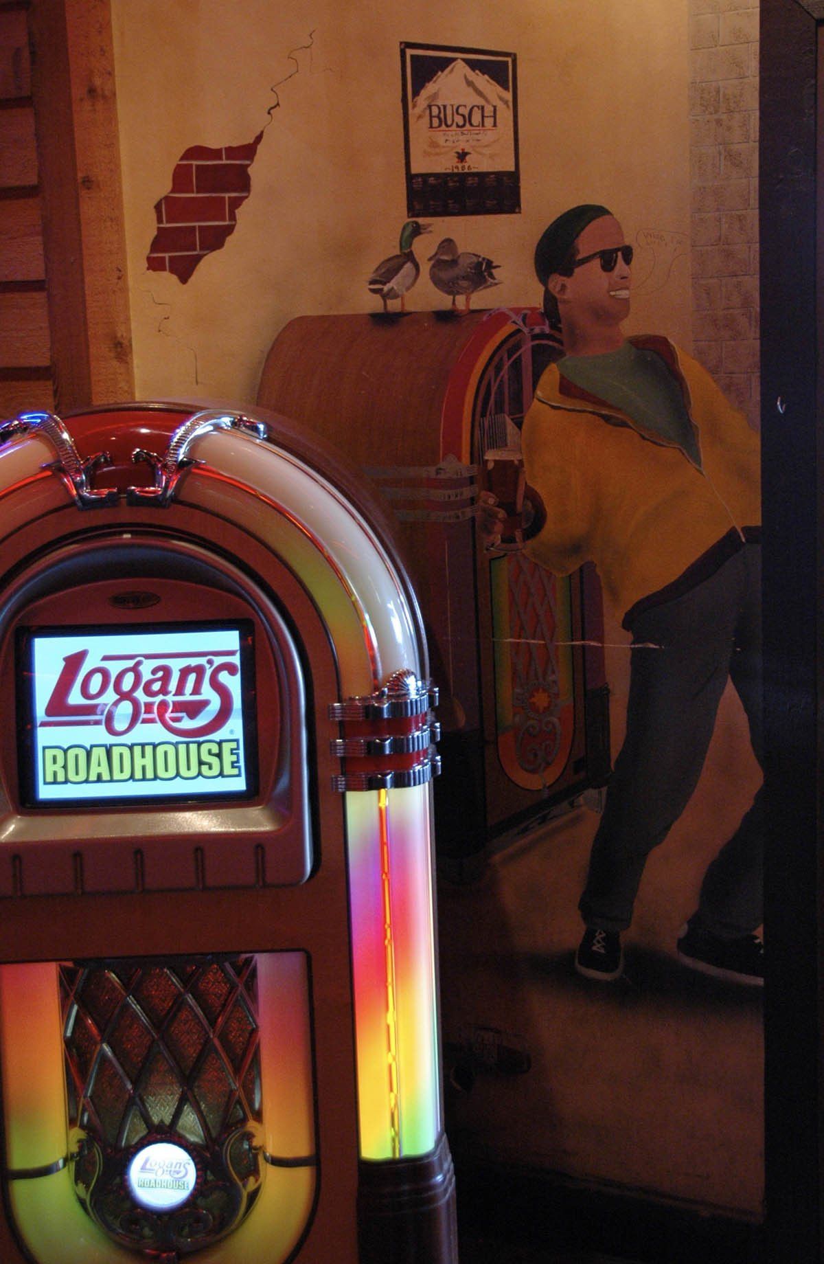 A jukebox that says logan 's roadhouse on it