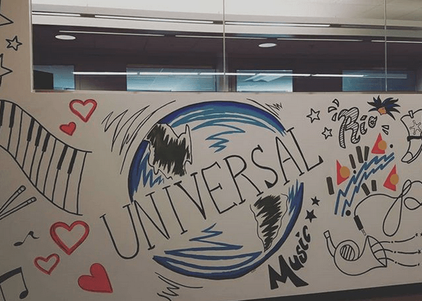 A drawing on a wall that says universal music