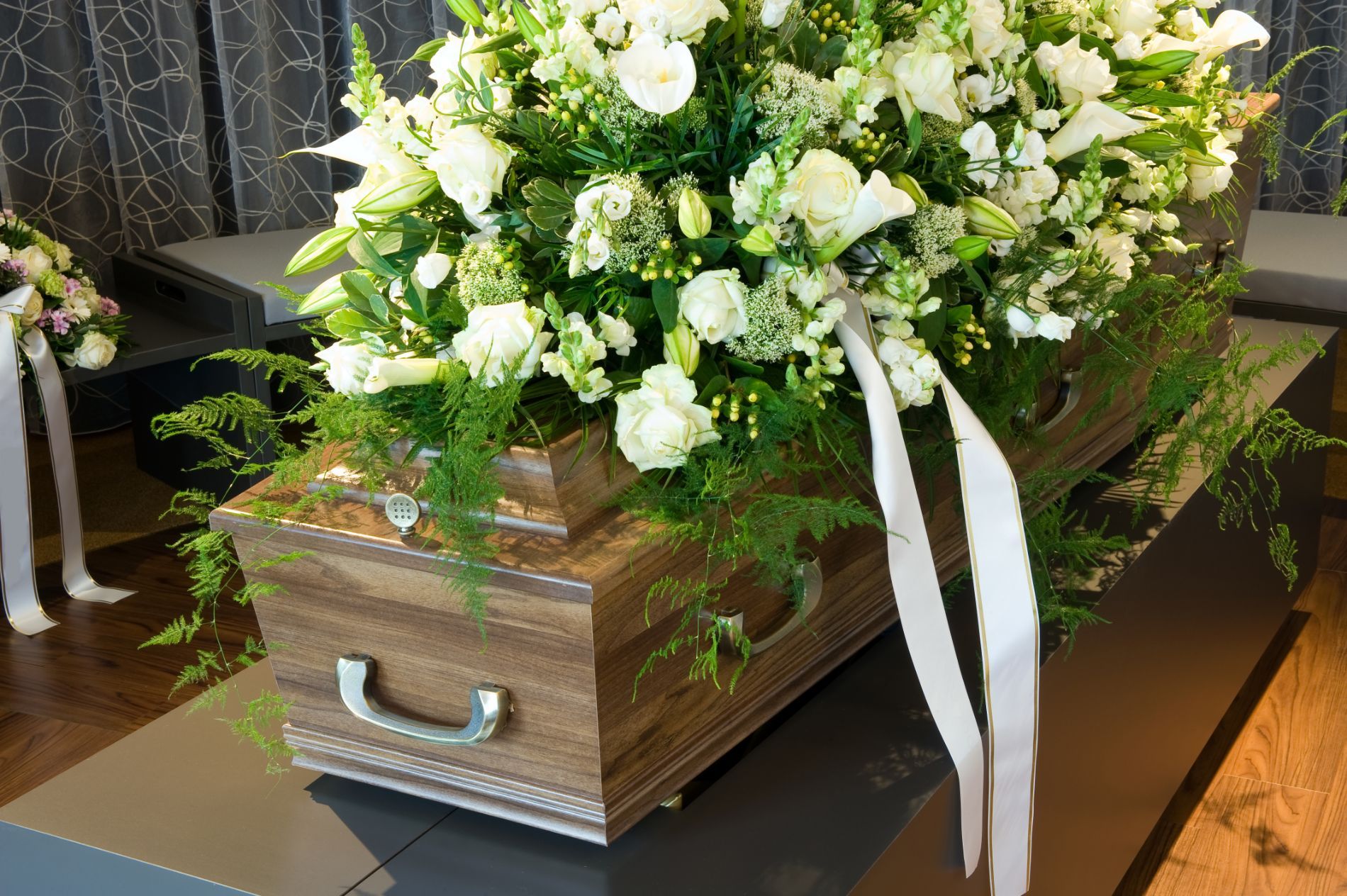 cuscino funebre di gigli e rose bianche