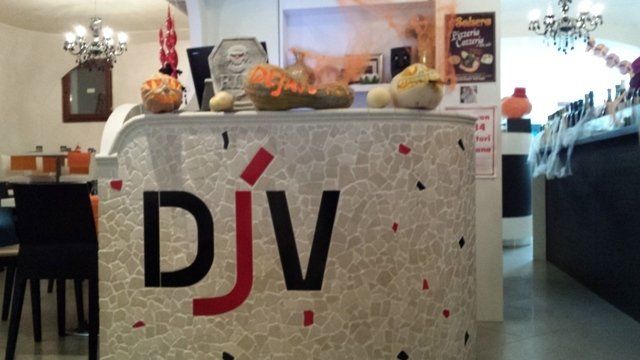 ristorante con arredi moderni