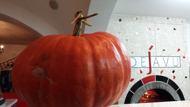 zucca di Halloween in una pizzeria
