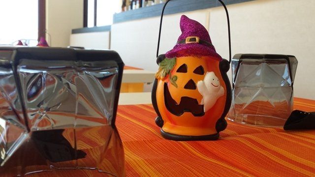 ristorante con tavoli addobbati per Halloween
