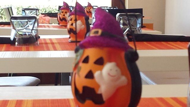 zucche sui tavoli per Halloween