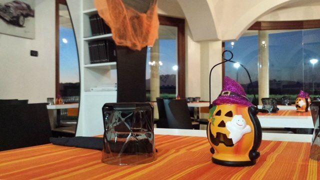 locale allestito per Halloween