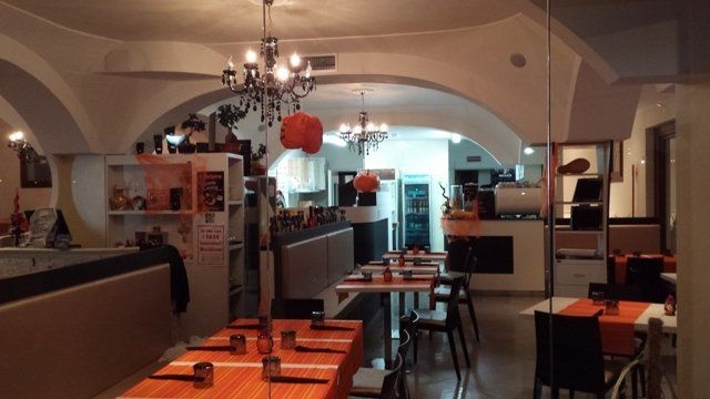 addobbi per Halloween su tavoli e lampadari