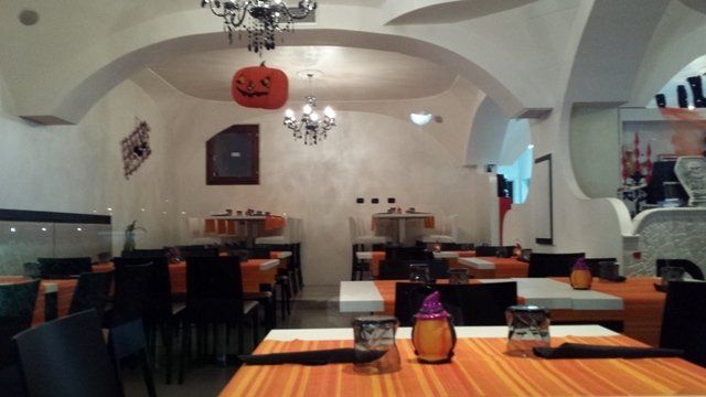 addobbi per Halloween su lampadari e tavoli