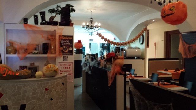 locale con addobbi di Halloween