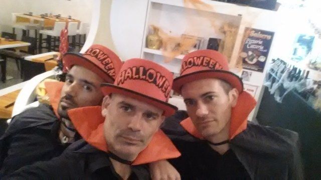 personale di un ristorante vestito per Halloween