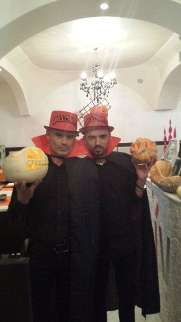 staff di un ristorante vestito per Halloween