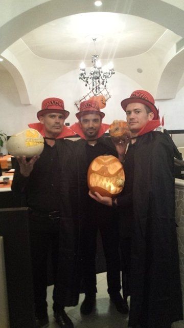 staff di un ristorante ad Halloween