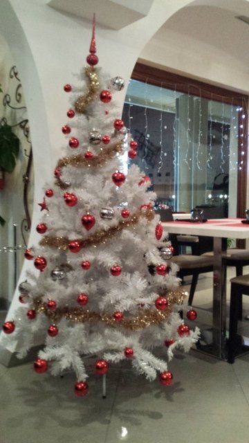 albero di Natale bianco con palline rosse