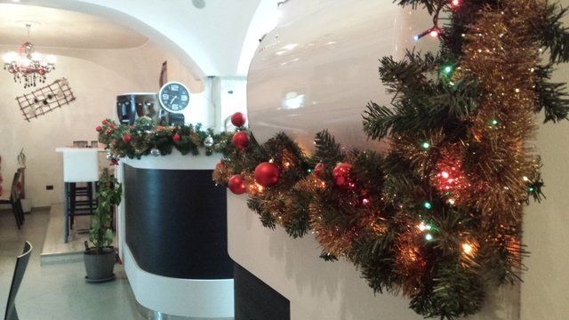 addobbi natalizi sul bancone di un ristorante
