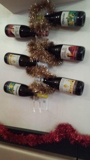 selezione di vini con addobbi natalizi