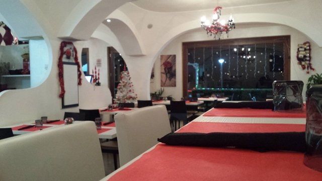 addobbi di Natale nella sala di un ristorante