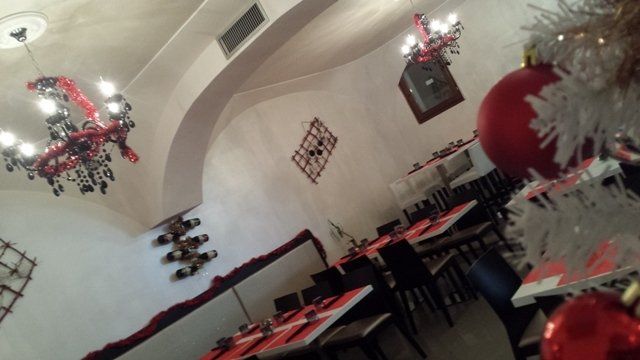 addobbi natalizi nella sala di un ristorante