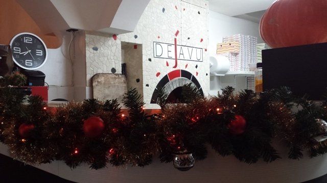 pizzeria con addobbi per Natale