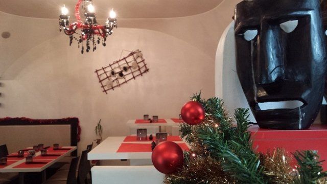 ristorante con addobbi per Natale
