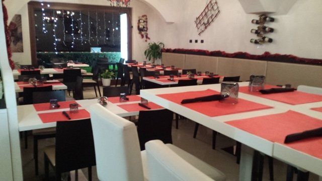 ristorante con addobbi natalizi