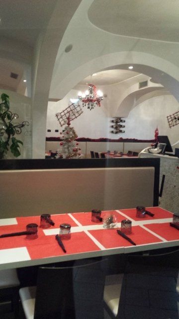 pizzeria con tavoli addobbati per Natale