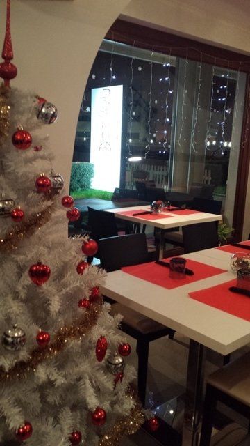 ristorante allestito per periodo natalizio