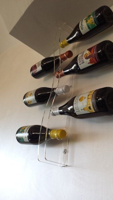 vini rossi appesi al muro