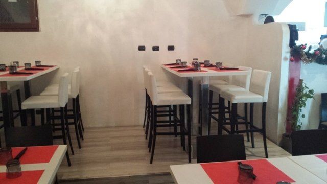 tavoli alti con sedie in un ristorante