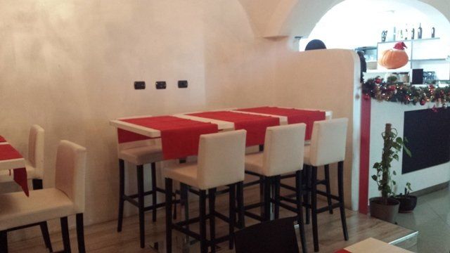 sedie e tavolo alto con tovagliette rosse