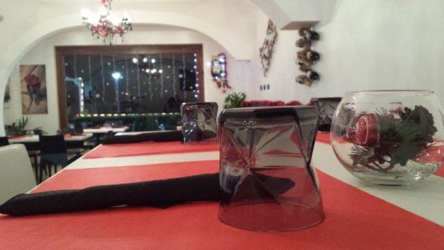 tavoli di un ristorante con arredi per Natale