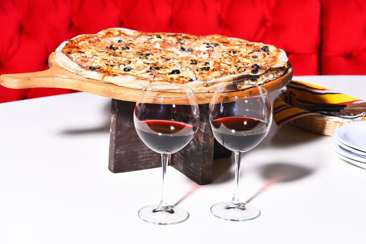 pizza e due calici di vino