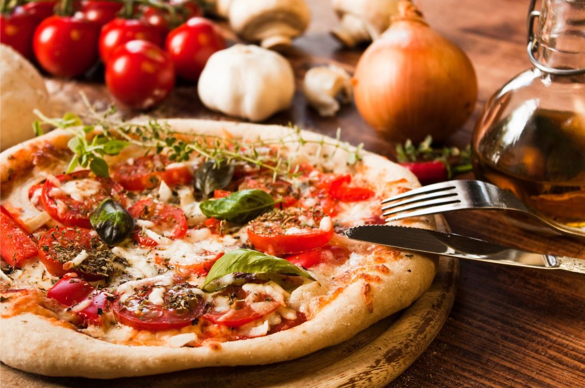 pizza margherita con origano e basilico