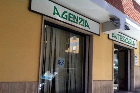 Esterni dell'autoscuola in via IV Novembre