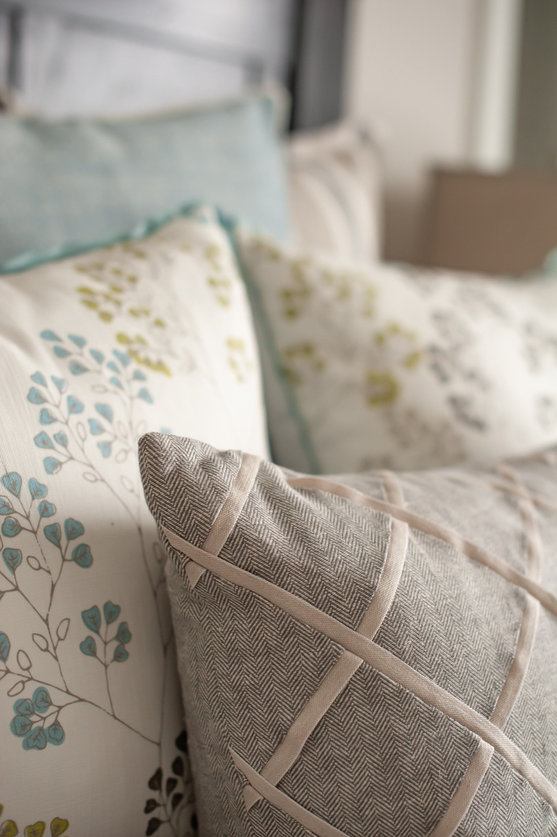 A bunch of pillows are sitting on top of a bed.