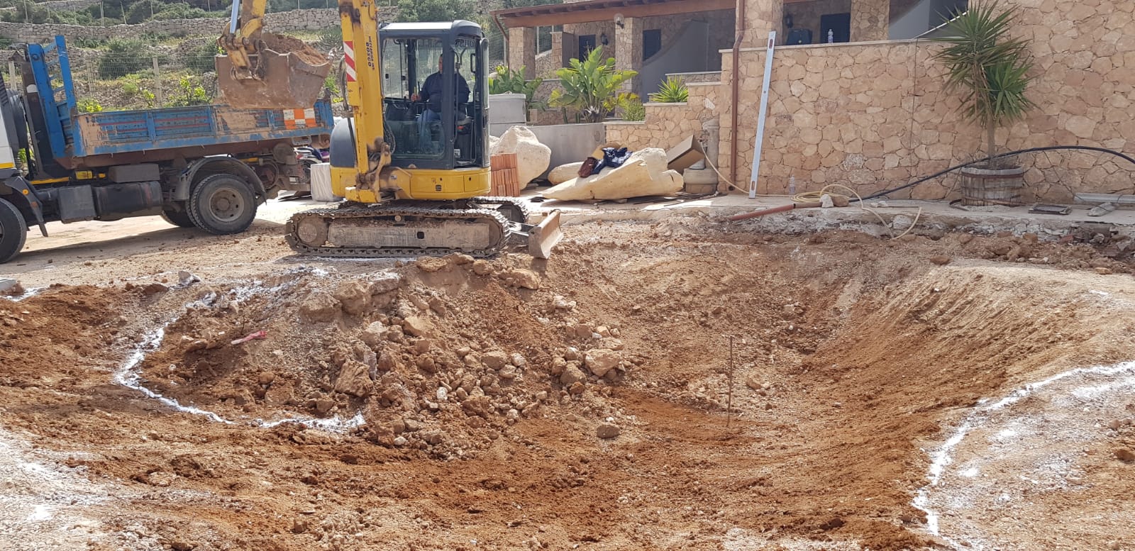Lavori per la realizzazione di una piscina