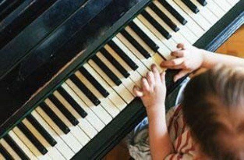 Bambino al pianoforte
