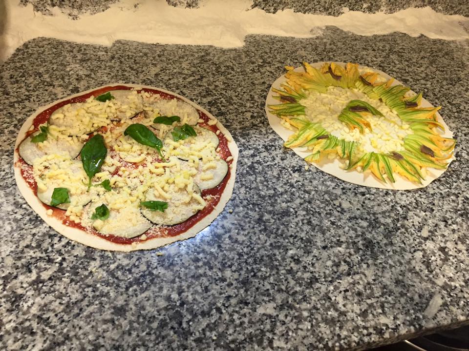 2 pizze in preparazione