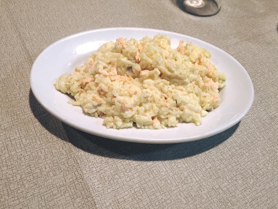 risotto in un piatto bianco