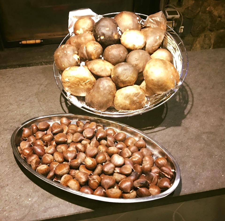 cesto di cipolle e vassoio di castagne