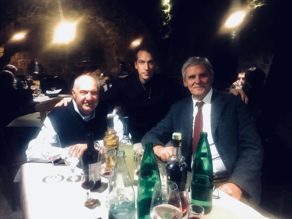 3 uomini seduti a un tavolo