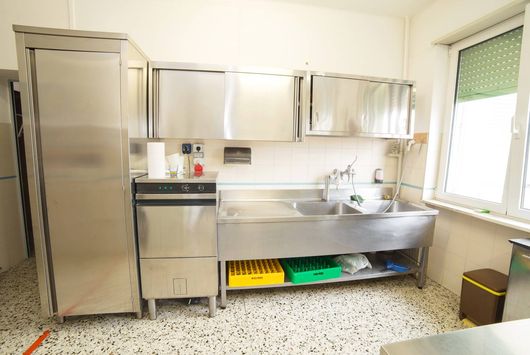 Frigofero industriale nella cucina di un ristorante ARTIGIANI FABIO FORNITURE RISTORAZIONI INDUSTRIALI a Mantova