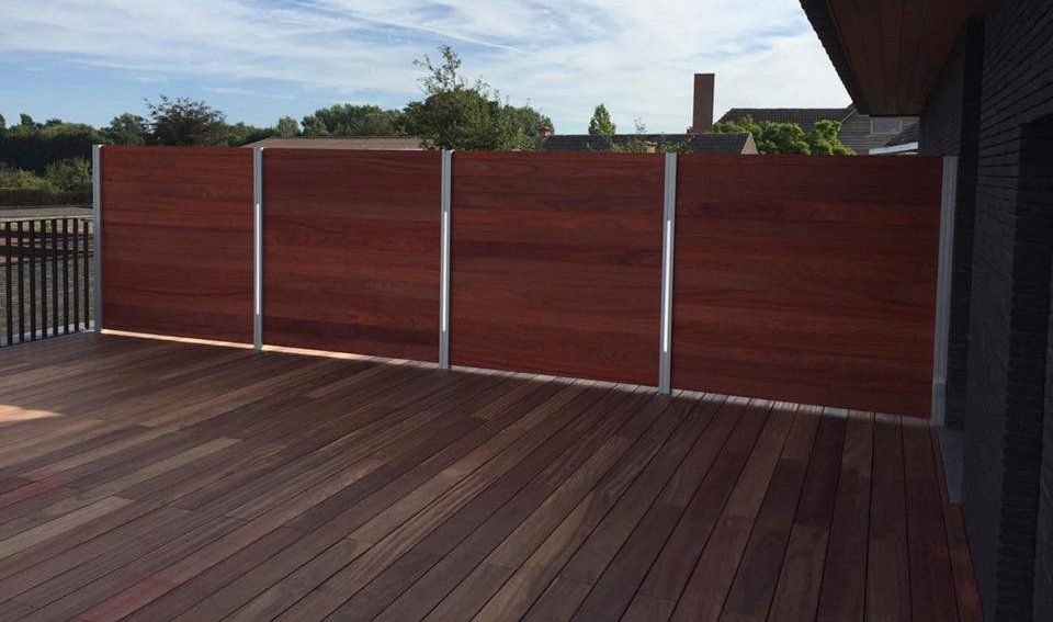 afsluiting met aluminium gleufpalen voor afsluitingen, schuttingen, omheiningen in combinatie met tand en groef planken en Led-verlichting Alu-Wood