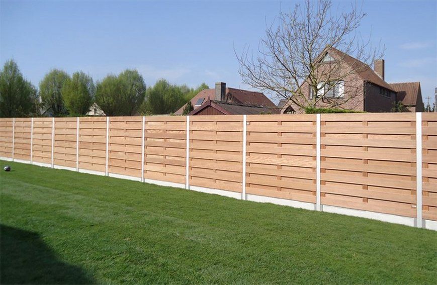 afsluiting, schutting, omheining met houten schermen en aluminium metalen palen Alu-Wood